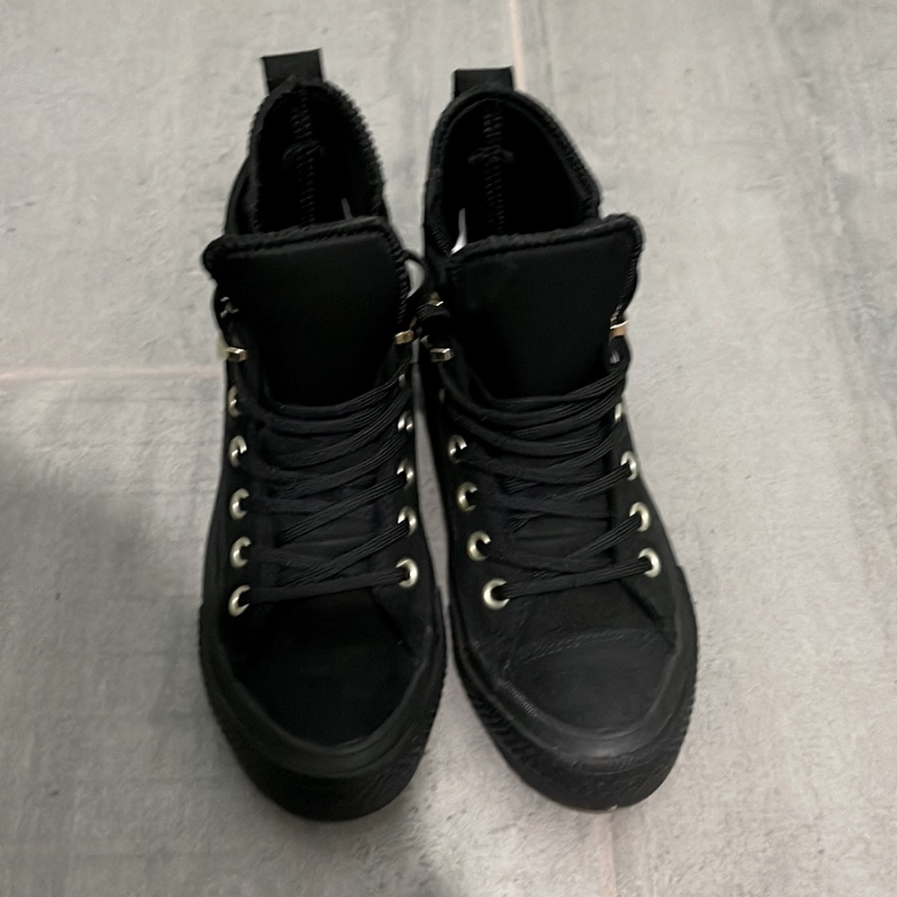 Black Converse with Lunarlon, waterproof counter climate. Size 5. Worn once.